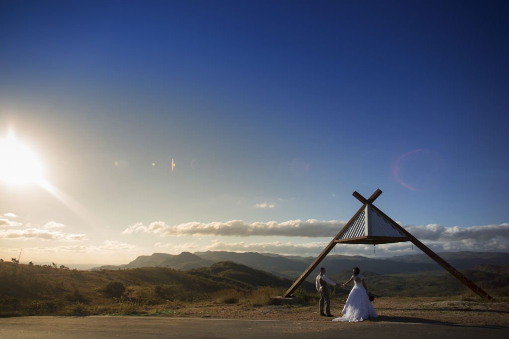 Mirante da estrada da serra do cipo com um lindo ceu e montanhas ao fundo e Jessica e Tiago contemplando esta maravilha