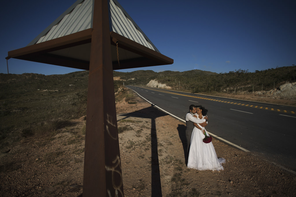 Mirante da estrada da serra do cipo com um lindo ceu e montanhas ao fundo e Jessica e Tiago abraçados