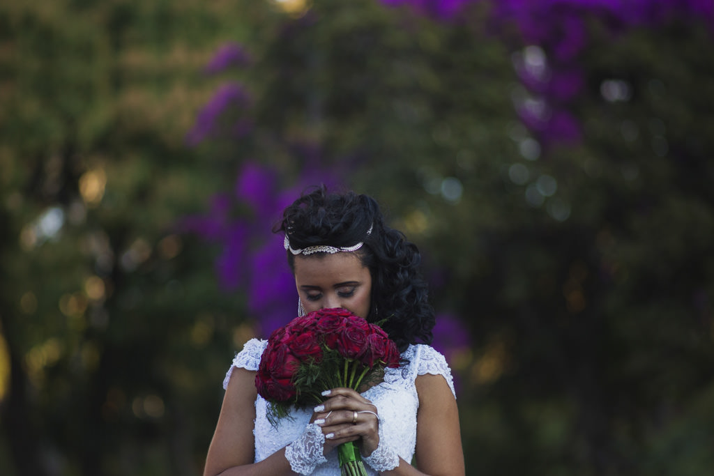 Externas dos noivos Jessica e tiago na serra do sipo, momento em que Jessica admira o seu lindo buque