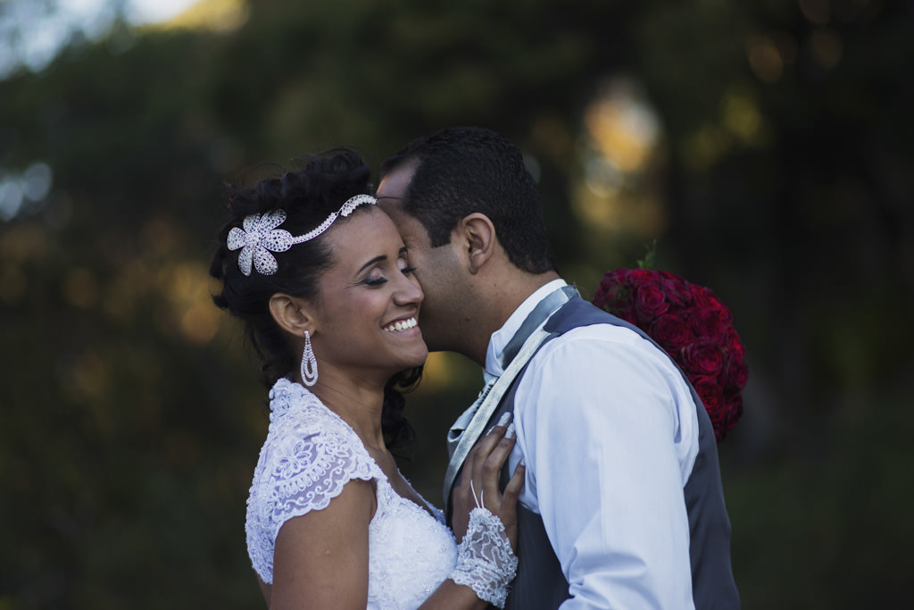 Lindo sorriso de Jessica abraçada com tiago na cachoeira  da serra do sipo