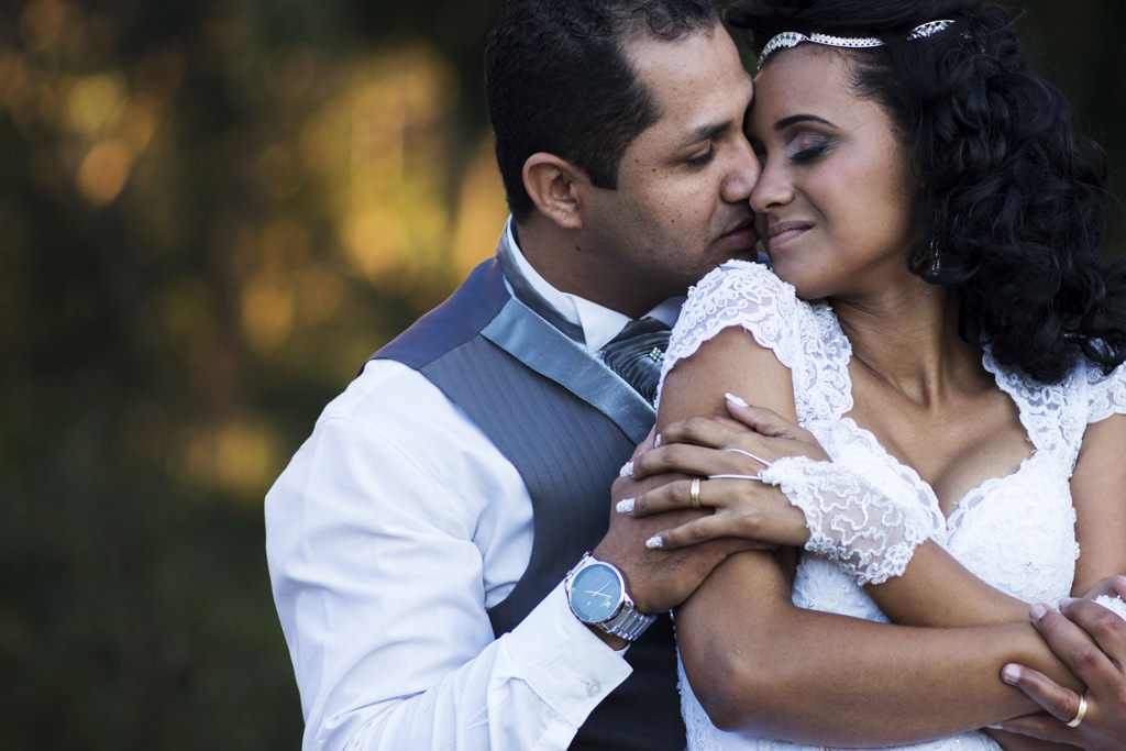 Abraço carinho de Tiago em Jessica a linda noiva