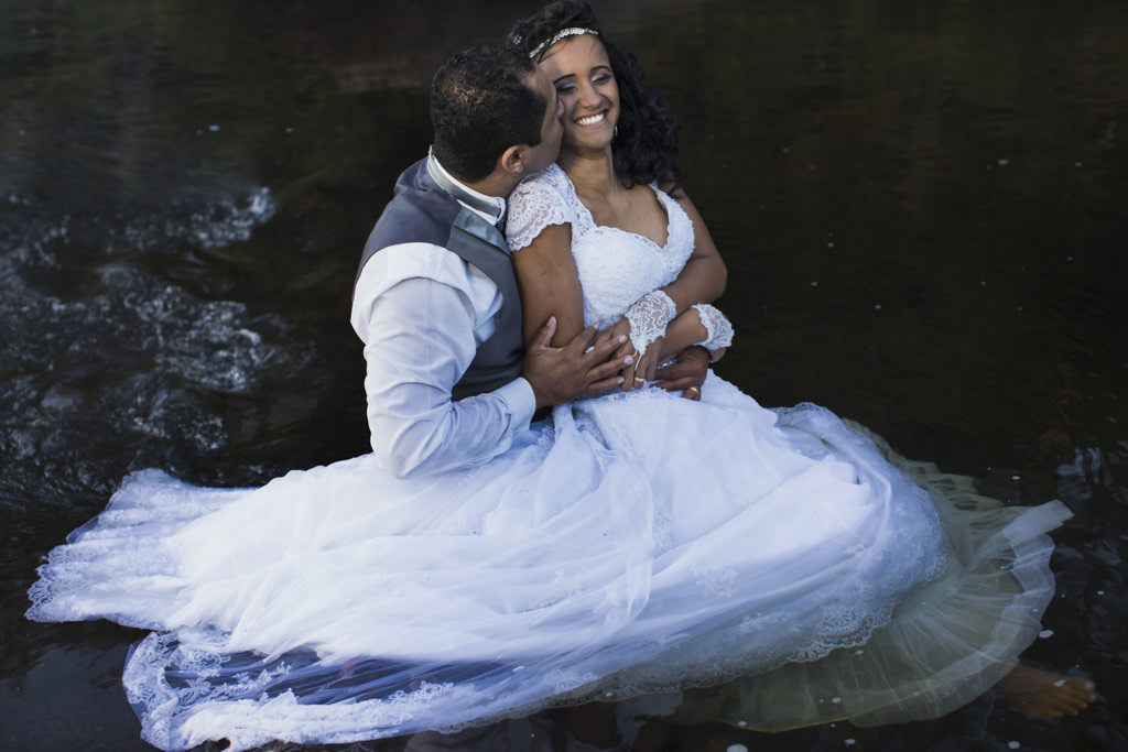 Dentro das águas da cachoeira do hotel veraneio Tiago abraçado a Jessica