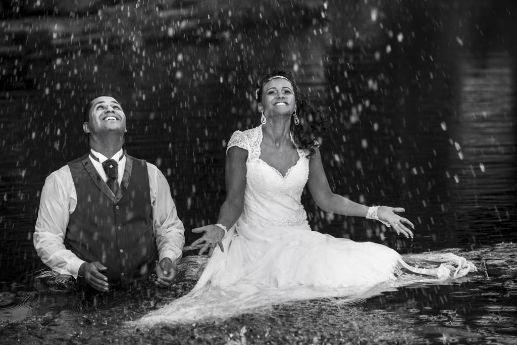 Jessica e Tiago brincando com a água e jogando para cima, com lindo sorriso