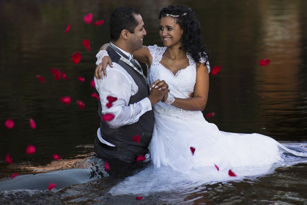 Pétalas de rosas ao vento e a troca de carinho entre a linda noiva jessica e tiago