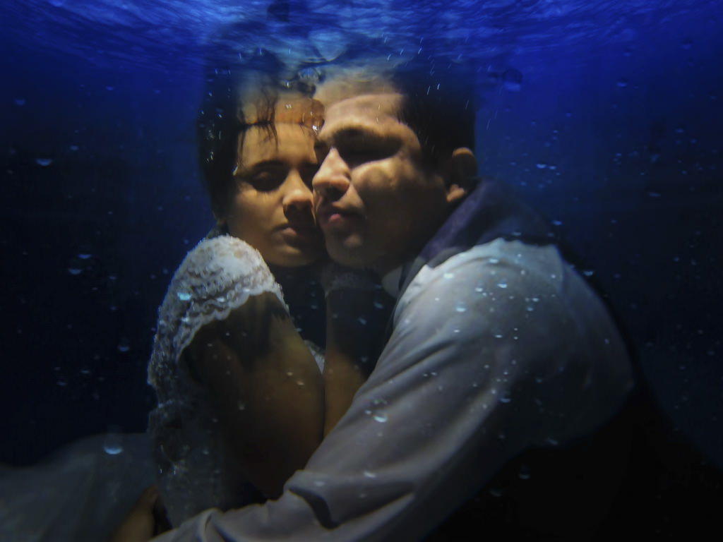 Embaixo d'água, Jessica e tiago abraçados e ele a protegendo, muito amor envolvido