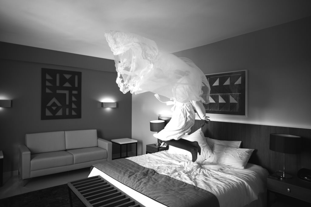 Making of da noiva Jessica no hotel veredas em sete lagoas pulando na cama com seu vestido de noiva