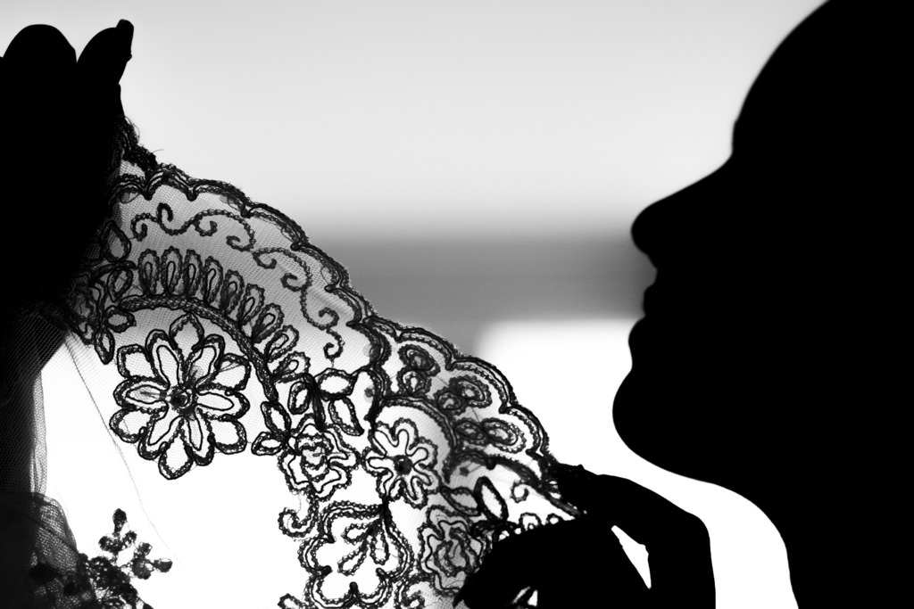 A noiva Jessica admirando o seu vestido de noiva