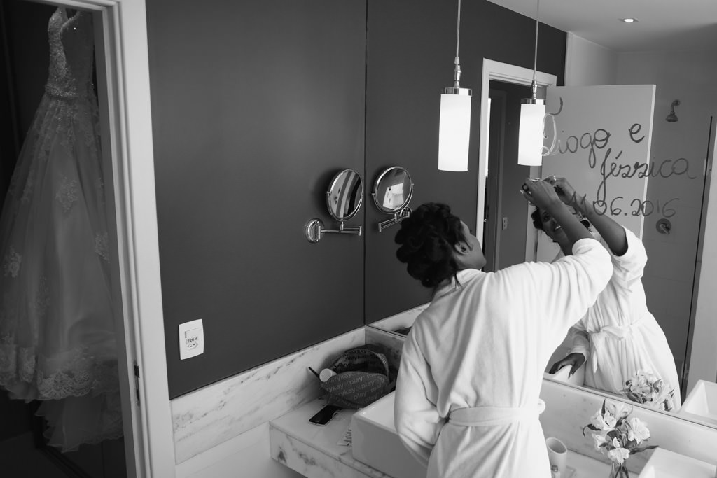 Jessica a noiva durante o making of escrevendo declaração de amor para tiago no espelho do banheiro