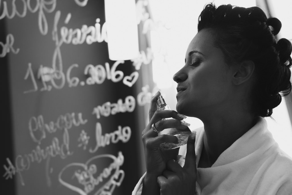 Durante o making of Jessica passando perfume e admirando o espelho com a declaração de amor