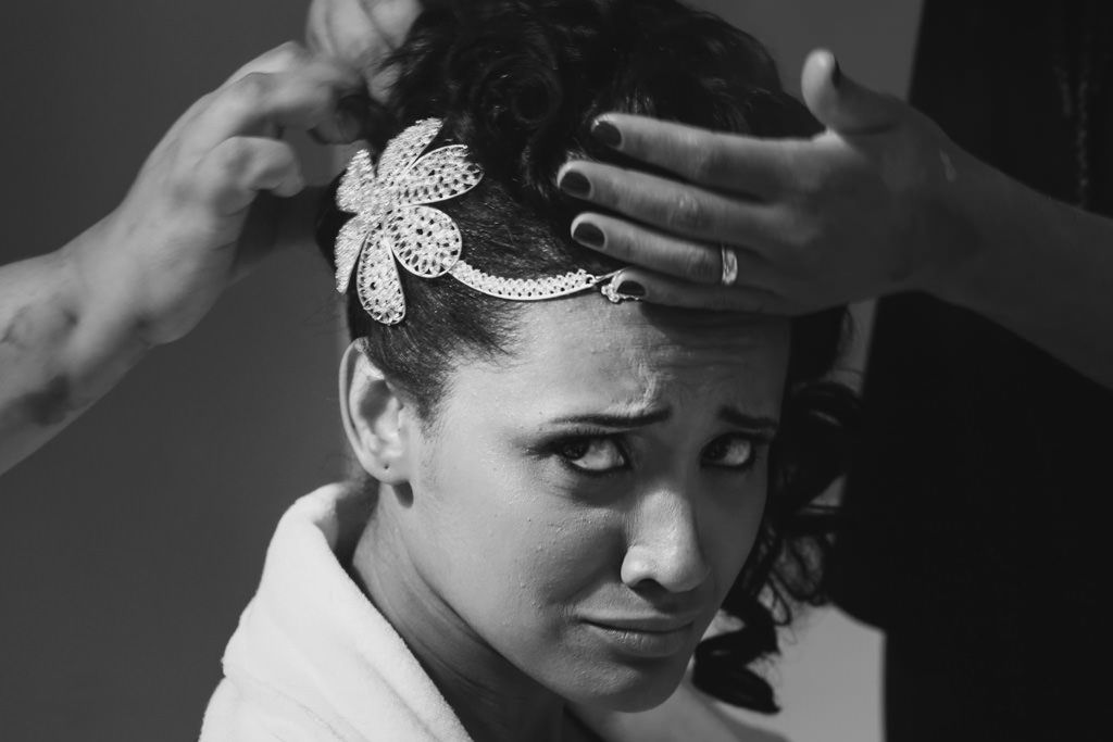 Momento final da preparação de Jessica a noiva colocando a tiara com expressão de dor e brincadeira