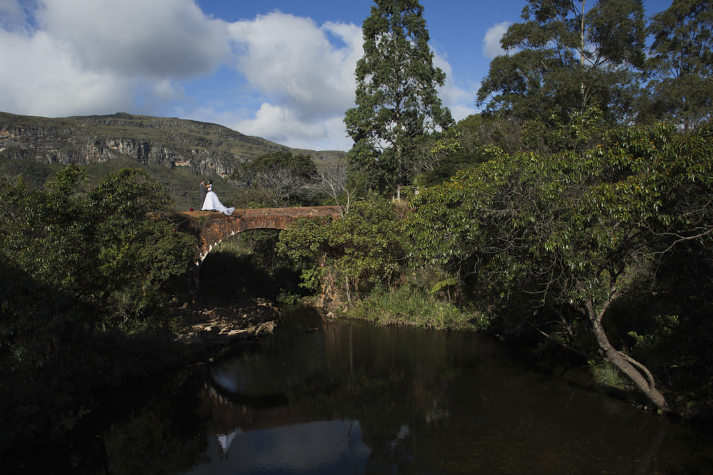 Estrada da Serra do Sipo, uma linda ponte onde os noivos jessica e tiago trocam carinhos, imagem mais ampla com um lindo ceu azu