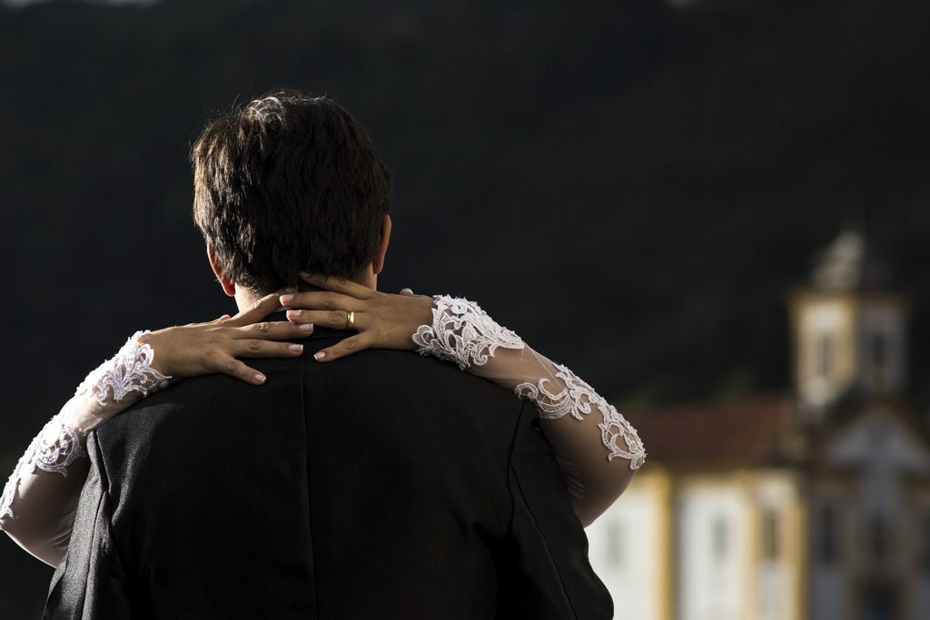 o abraço de Nayara em Adelson, somente as mãos na nuca