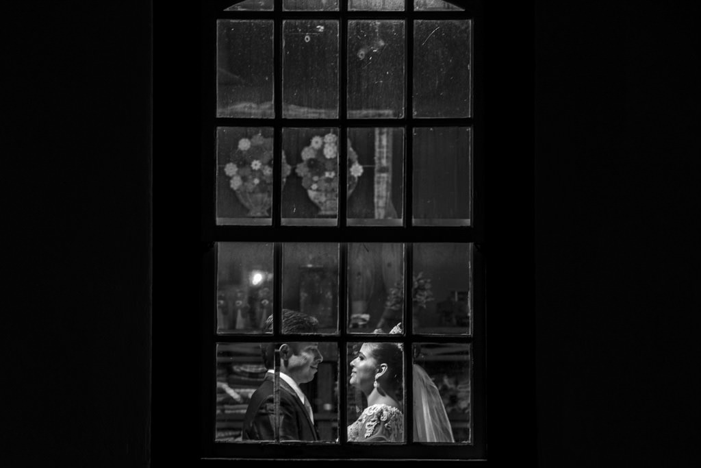 A janela de um antigo casarão de Ouro preto, serviu de moldura para Adelson e Nayara com olhares fixos entre os dois