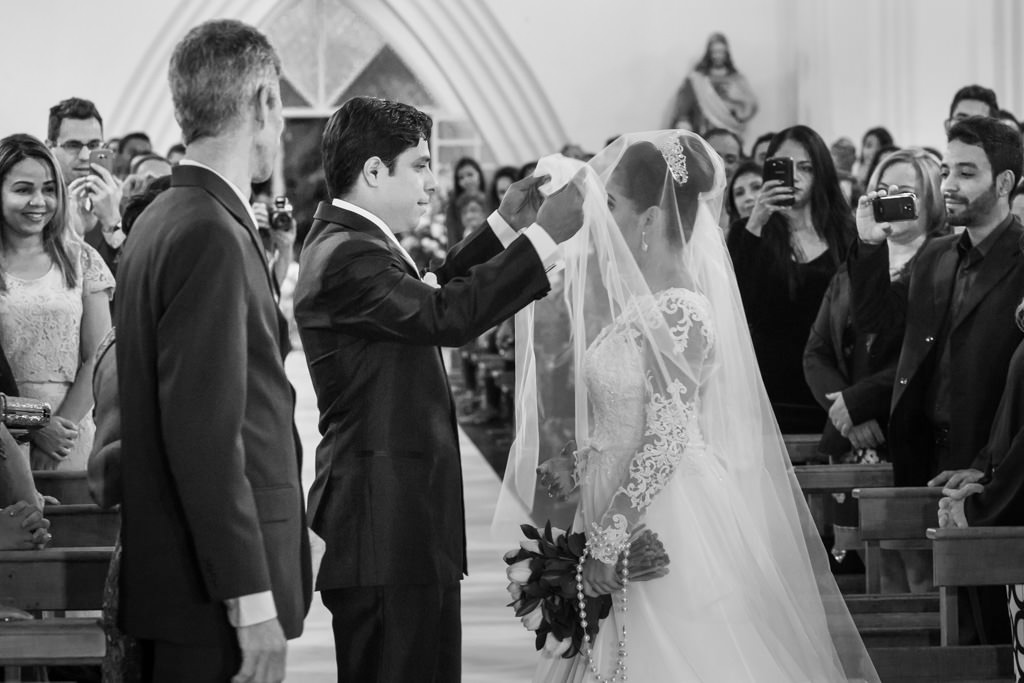 Já no corredor da Igreja de Santana, Adelson frente a frente com Nayara levanta o véu do seu rosto e prepara para o beijo na testa