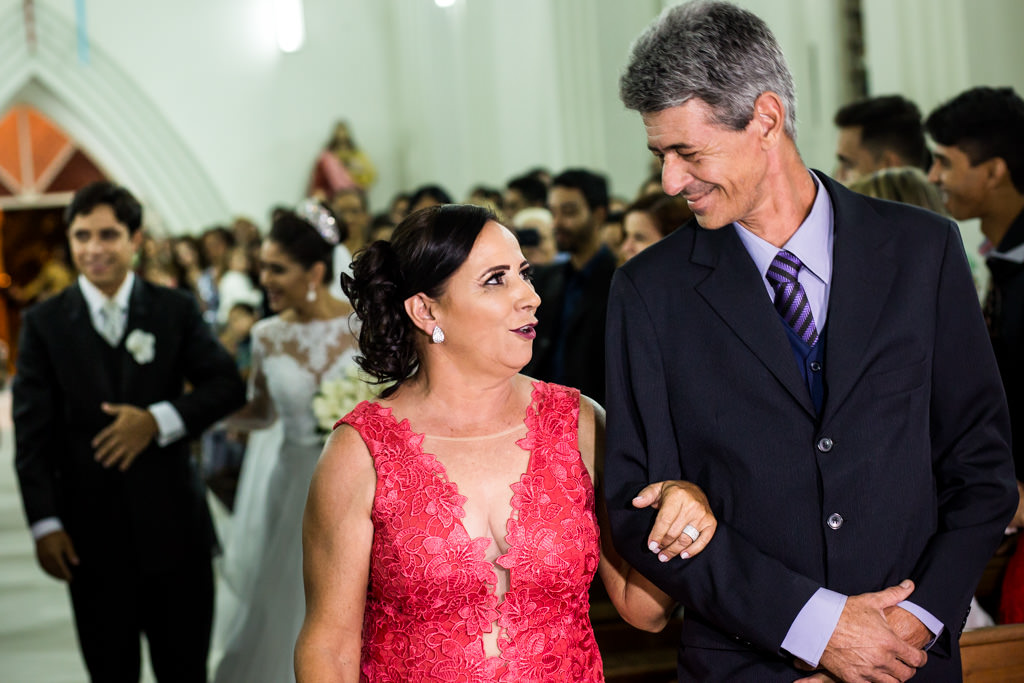 Após o consentimento dos pais, Ricardo pai de Nayara e a mãe de Adelson trocam olhares e se encaminham para o altar para receber os noivos