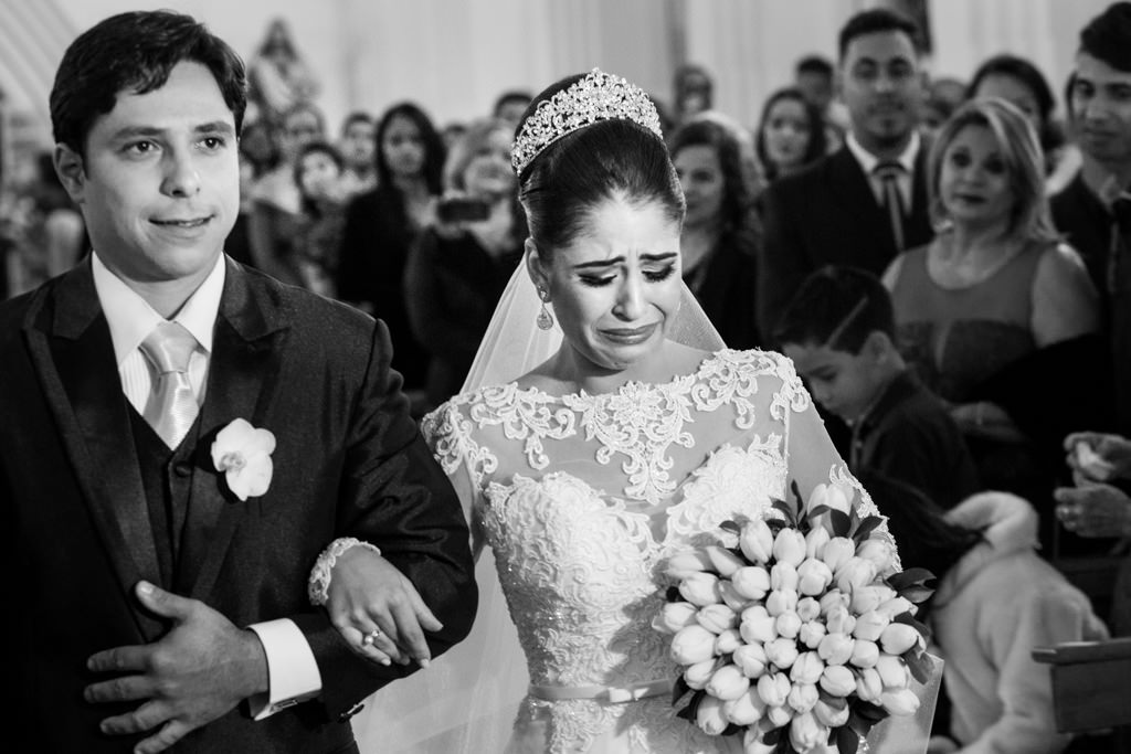 Toda a emoção de Nayara, que não se conteve em lágrimas e de braços dados com Adelson se encaminham para o altar