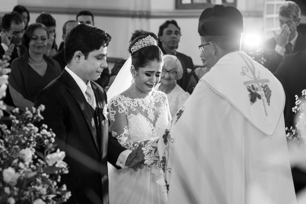 a recepção do padre aos noivos e mais uma vez Nayara não conteve as lágrimas e também o seu pai e convidados