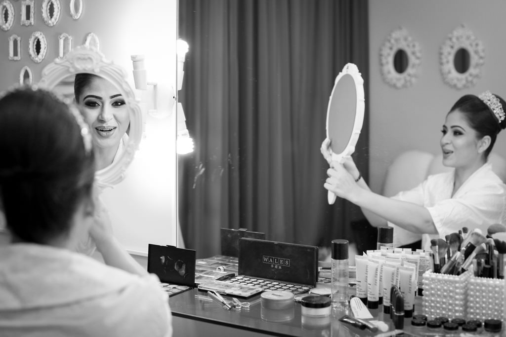 nos preparativos finais do making of  Nayara confere nos espelhos os últimos detalhes