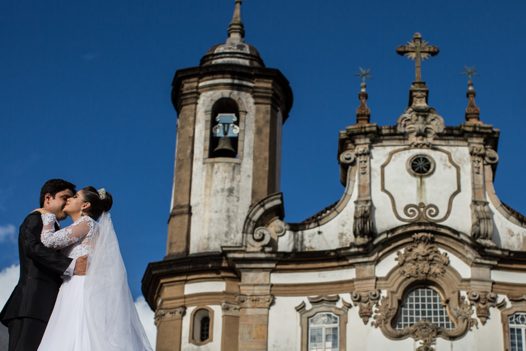 Nayara e Adelson abraçados e trocando carinhos ao lado da antiga Igreja em Ouro preto