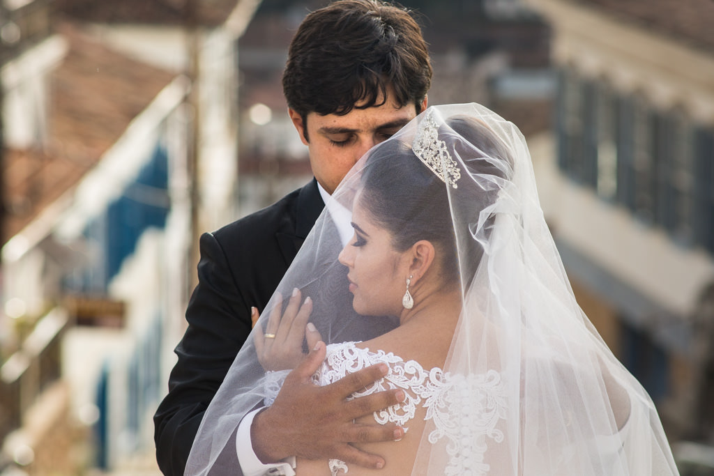 Nayara e seu lindo véu ao rosto recebe o carinho e abraço de Adelson