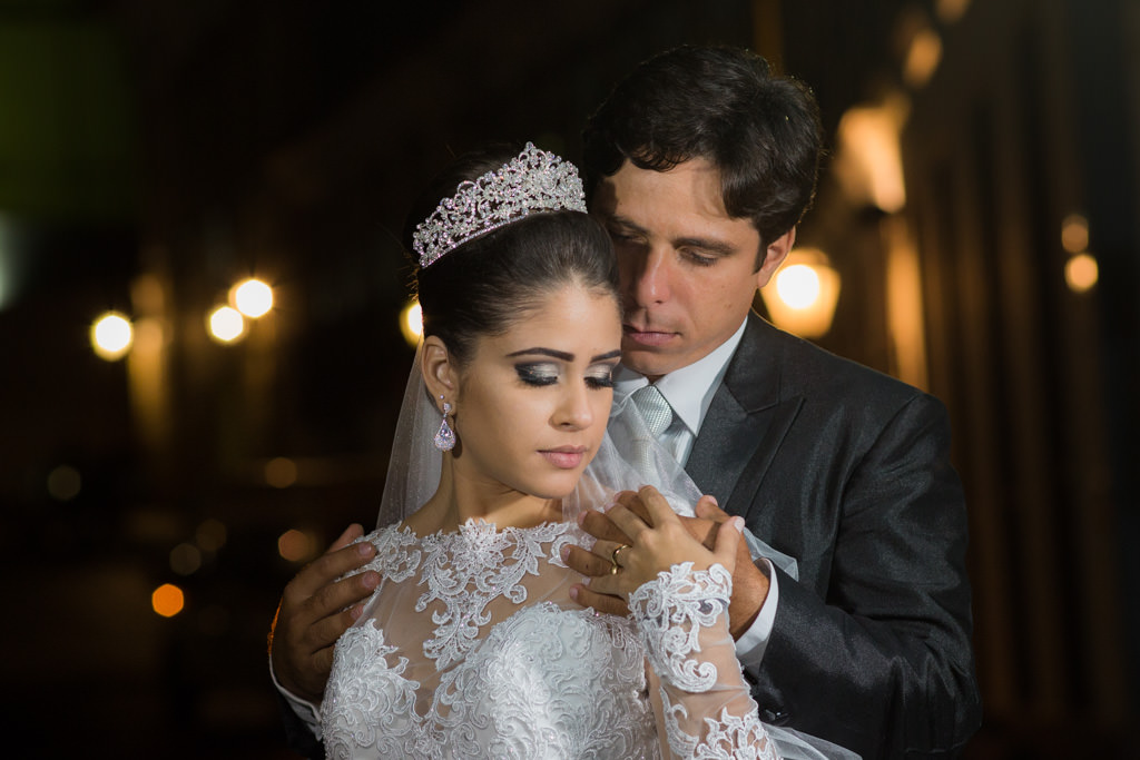 Sob a luz das ruas de ouro preto Nayara recebe com os olhos fechados o abraço carinhoso de Adelson