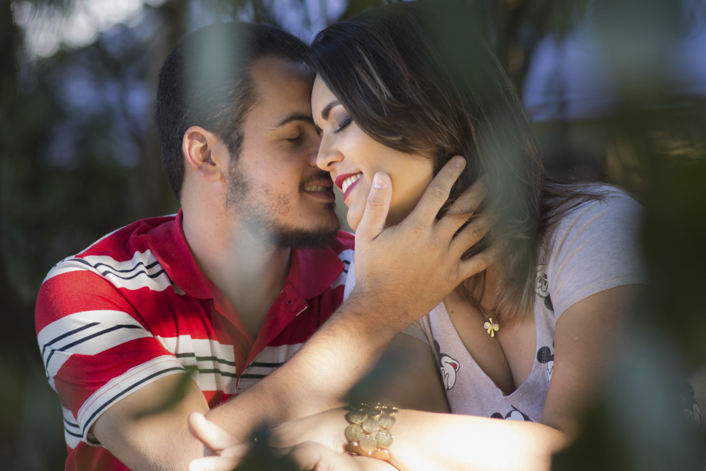 Nas bodas de papel Andréia e Dhiego trocando carinhos