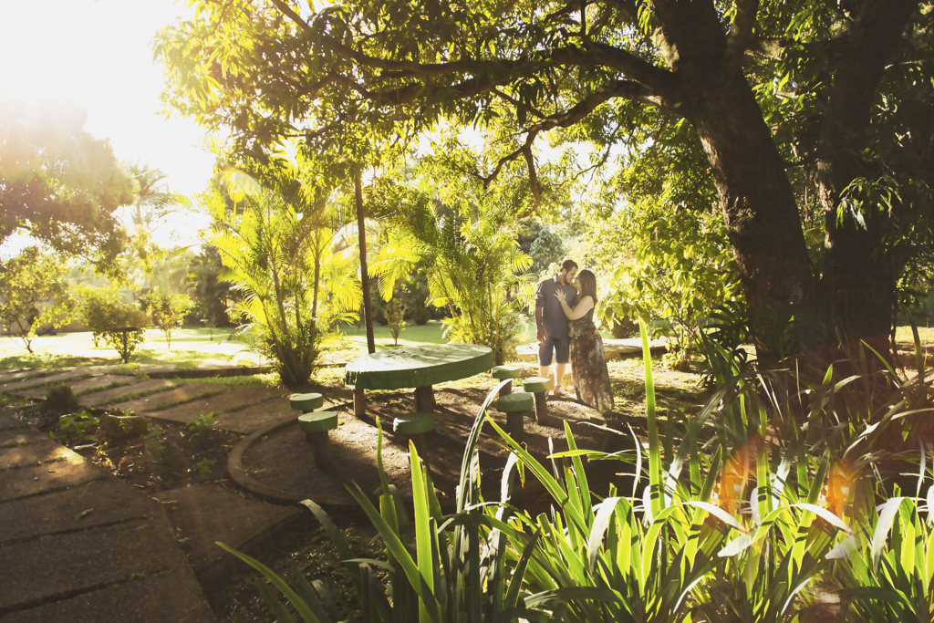 Com lindo sol ao fundo no meio das árvores, Andreia e Dhiego se abraçam