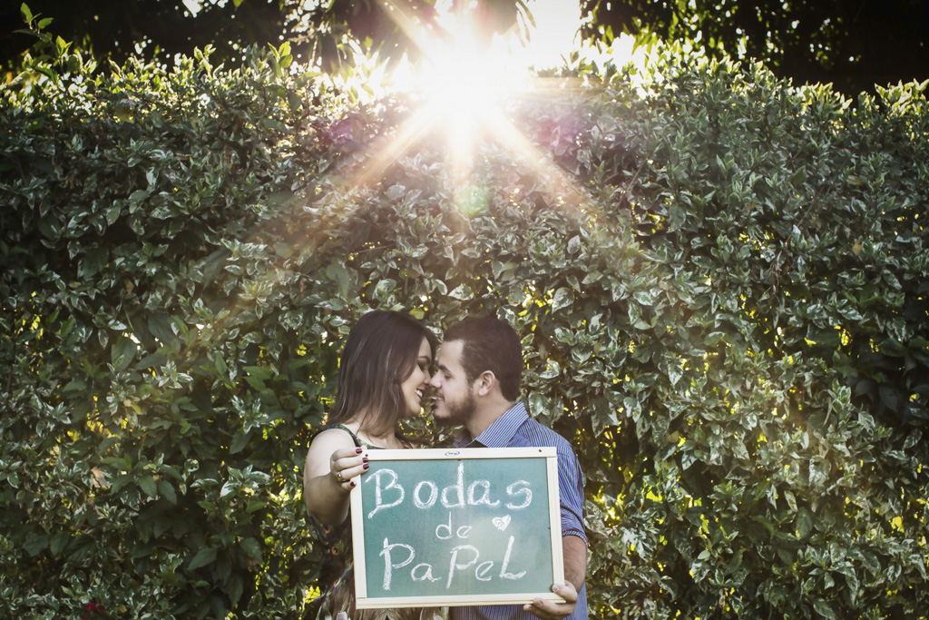 Com o lindo sol ao fundo Andreia e Dhiego segurando a placa de Bodas de Papel