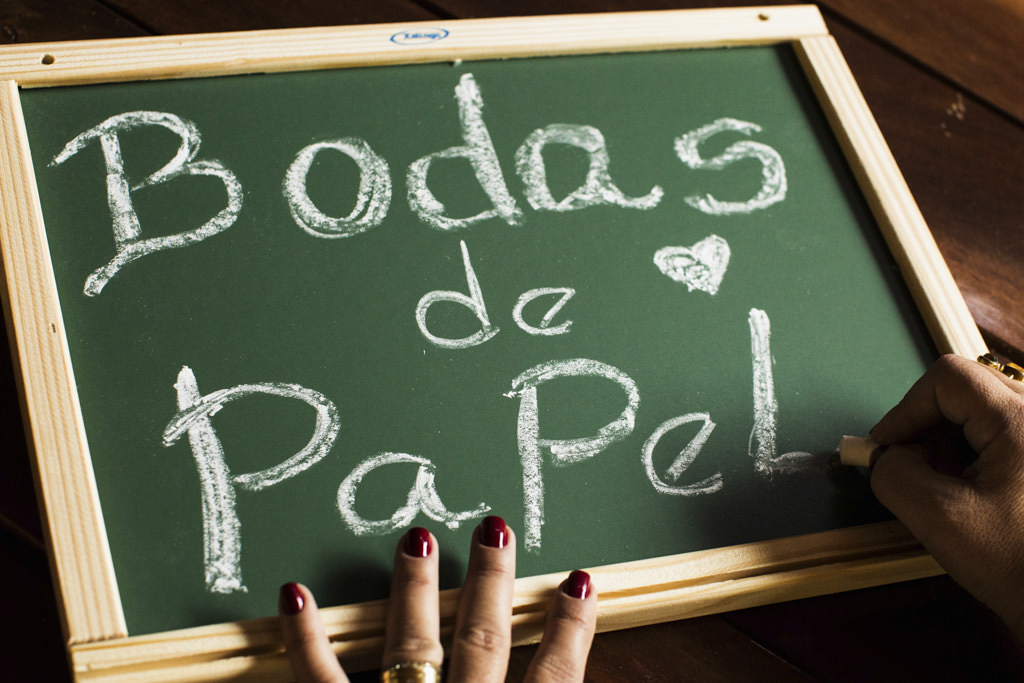 Em comemoração as bodas de papel Andréia escrevendo uma placa em homenagem esta data especial