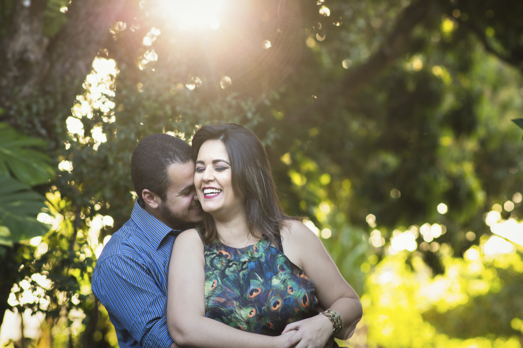 Curtinho o dia e comemorando a data especial das bodas de papel Dhiego e Andreia abraçados e sorrindo