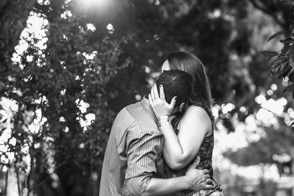 Dhiego e Andreia abraçados, com carinhos de Dhiego em Andreia