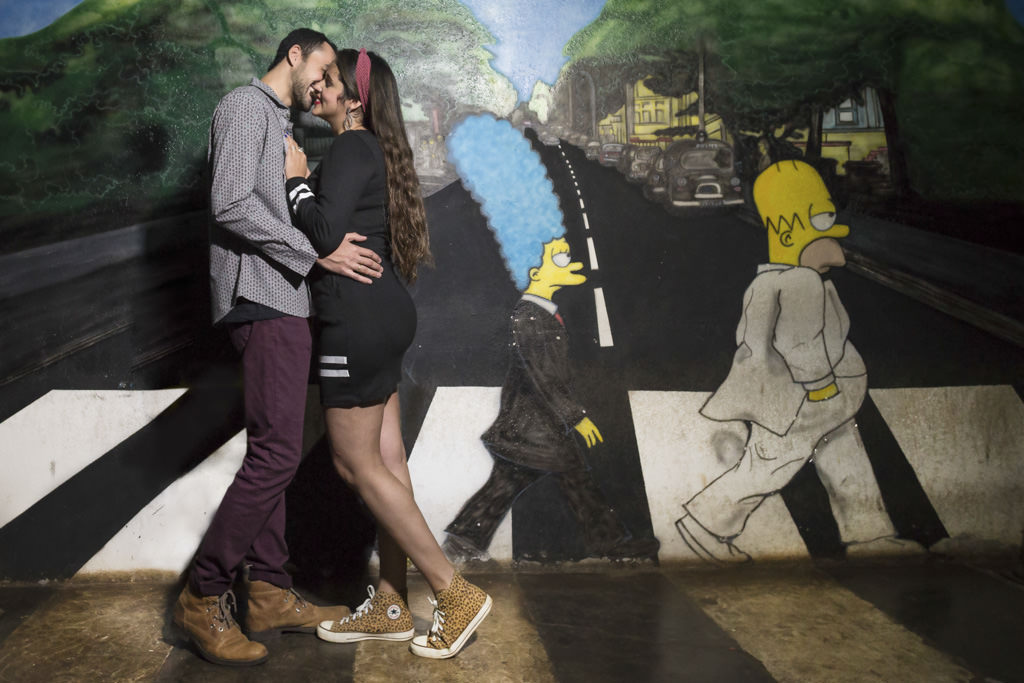O pré Wedding de Christian e Thammy foi realizado no Ferro Velho Pub, ao fundo a pintura dos simpsons e abraço dos noivos