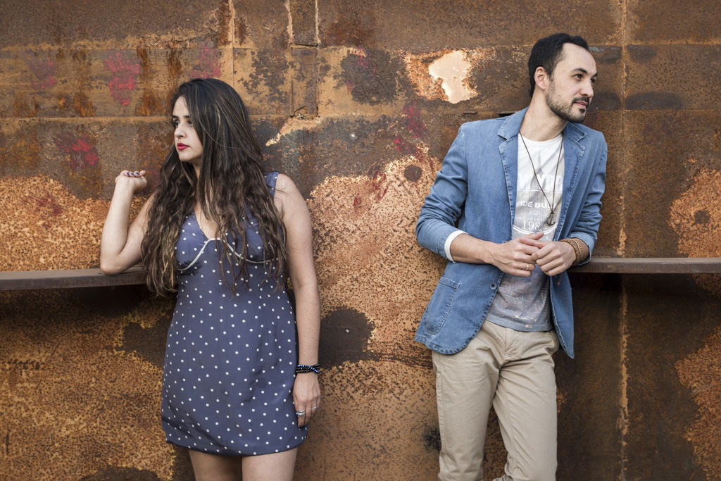 Com o cenário do Ferro Velho ao fundo o estiloso Christian esnobando um pouco a sua amada