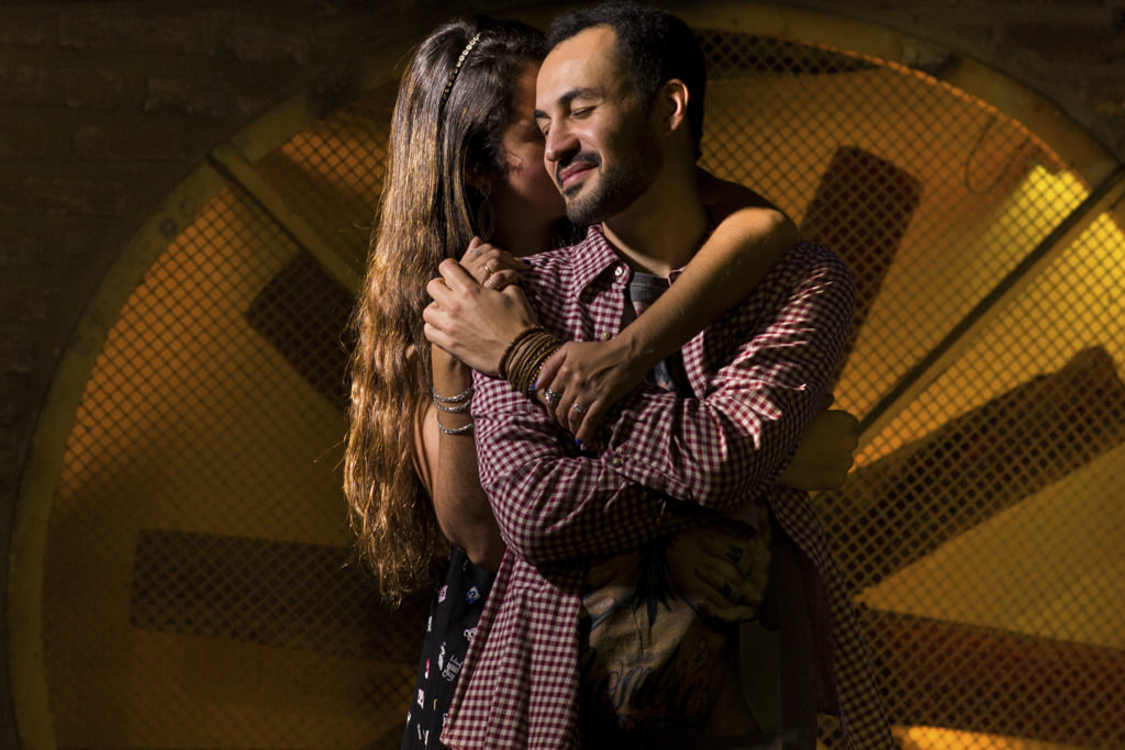 Ao fundo um enorme ventilador Christian recebe todo carinho e abraço de Thammy