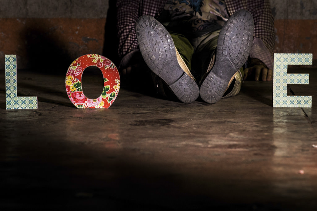 Love a palavra que descreve Christian e Thammy e para simbolizar  Christina inova o V com os seus pés