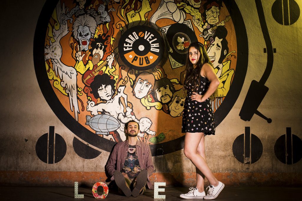 Sentado Christian o descolado fazendo o 