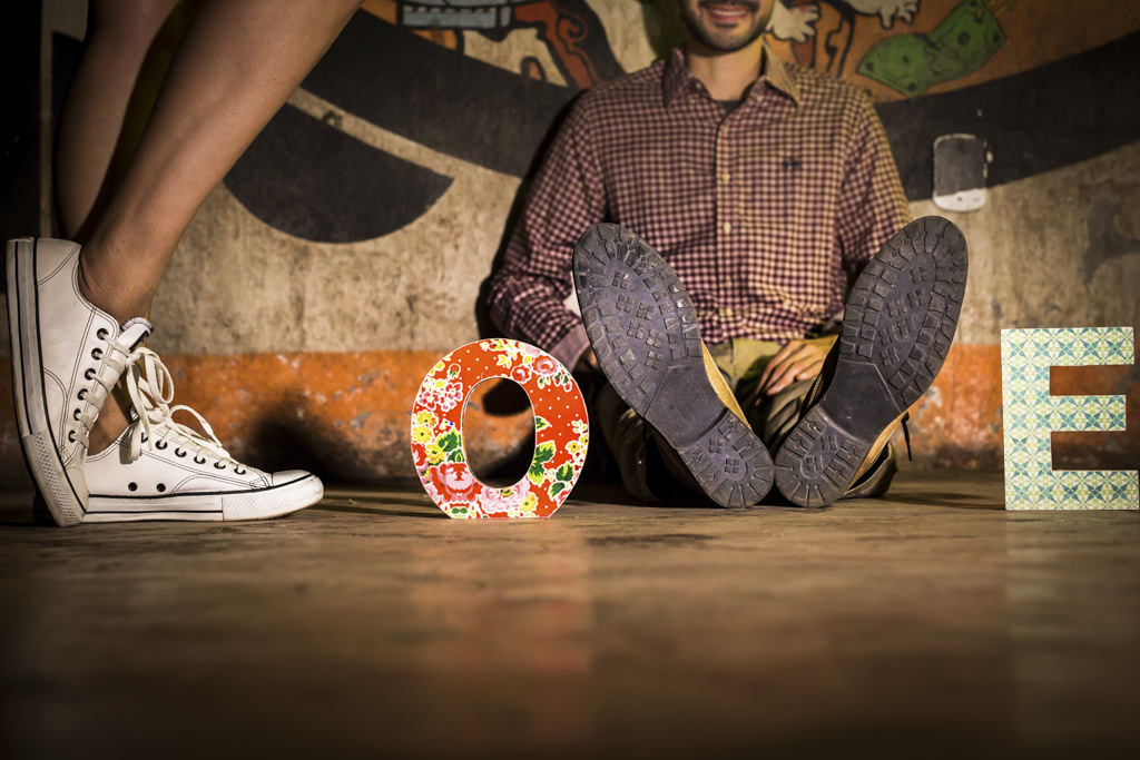 Thammy entrou na brincadeira e com seus pés formou a letra 