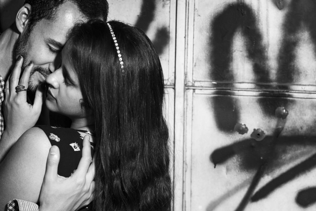 o abraço e carinho de Christian e Thammy em uma parede toda pinchada