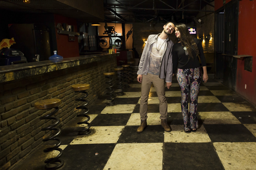 Com o cenário do balcão do bar co Pub Ferro Velho a brincadeira entre Christian e Thammy