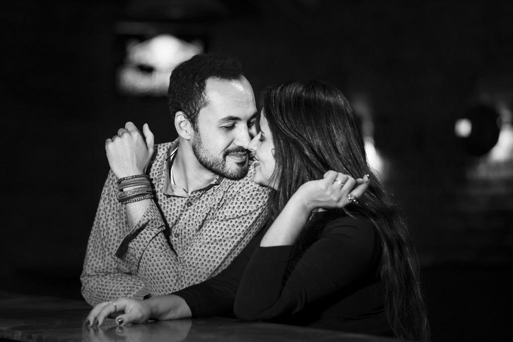 No balcão do Pub a troca de olhares de Christian e Thammy