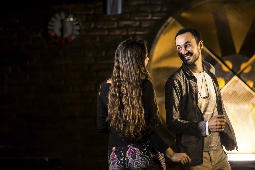 Durante a dança a troca de olhares sempre importante e carismatica