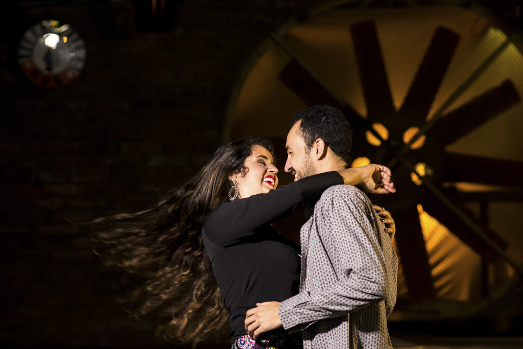 Cabelos ao vento ao som do eletrônico e o abraço para finalizar a dança