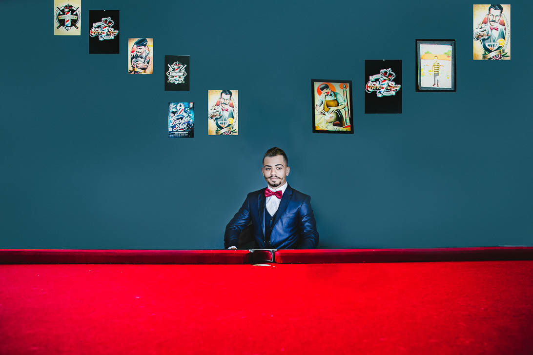 Juninho o noivo, todo estiloso com um lindo terno azul pronto para partir para  a cerimonia no JB resort