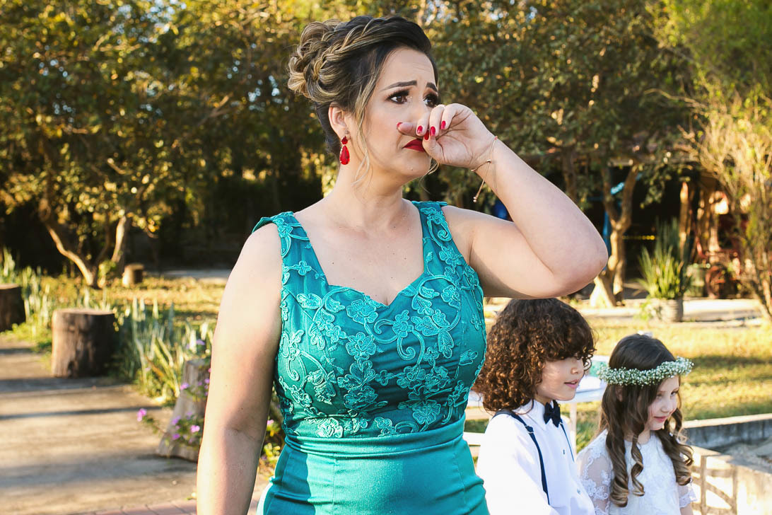 Andreia a mãe da noiva emocionada, olhando a sua filha vestida de noiva