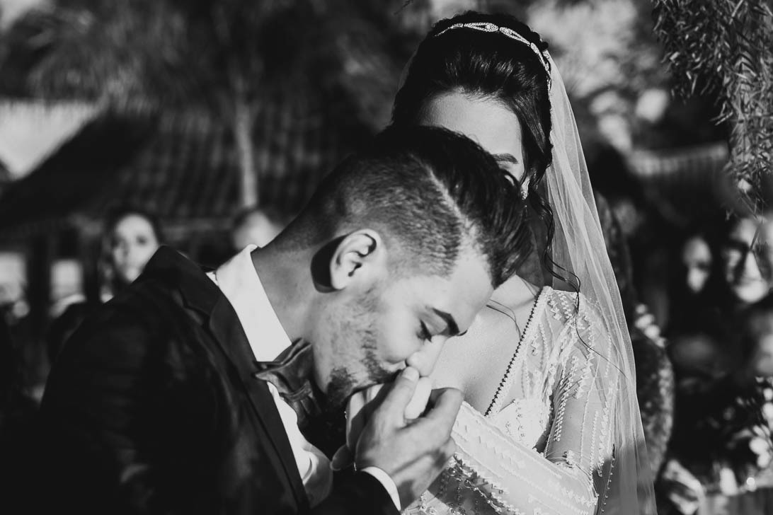 o beijo do noivo na mão da sua futura esposa
