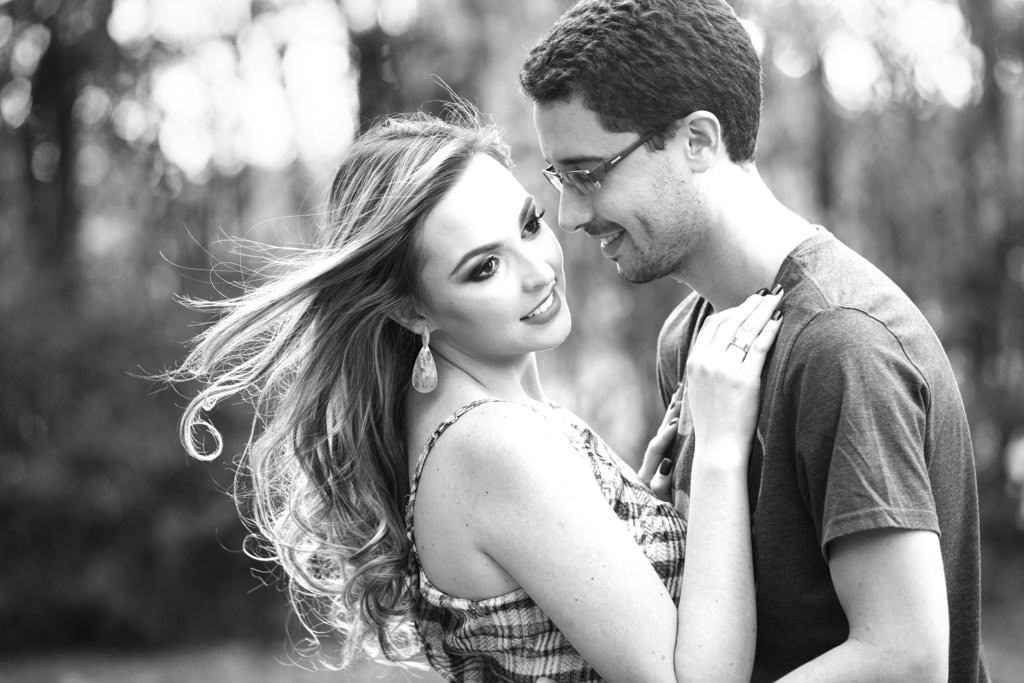 com o cabelos ao vento driely apoiada em william seu porto seguro