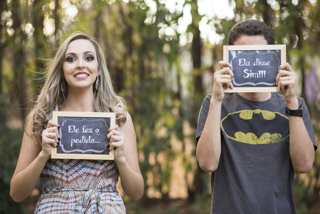 Driely segurando a placa 