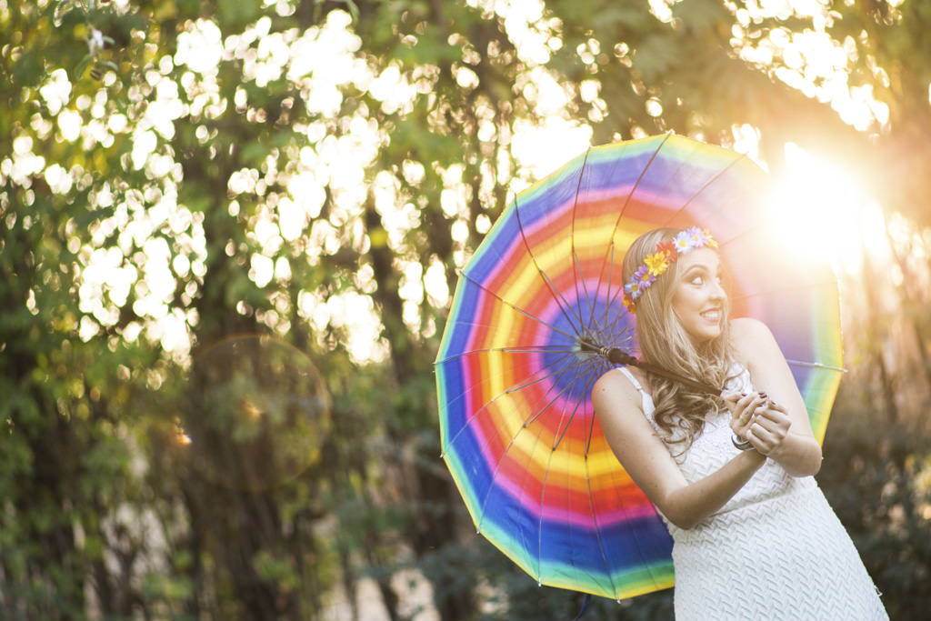 Com uma linda sobrinha colorida e um lindo arranjo na cabeça driely brinca com a sombrinha