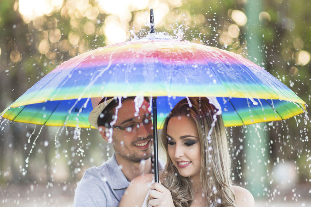 a chuva caindo e william e driely aproveitando para namorar um pouco
