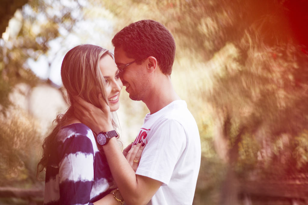 o abraço e carinho de Willian em sua noiva Driely, no cenário do sítio 2001 em Sete lagoas mg